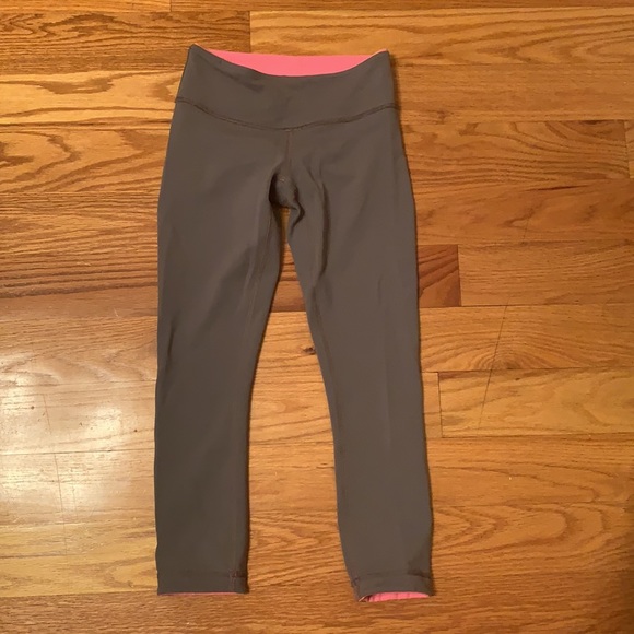 Lululemon crop leggings pink and gray reversible - Picture 3 of 3